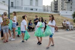 Tinerii din „Caravana Polaris“ au îndemnat constănţenii să păstreze curăţenia oraşului şi să adopte un stil de viaţă prietenos cu mediul (galerie foto)