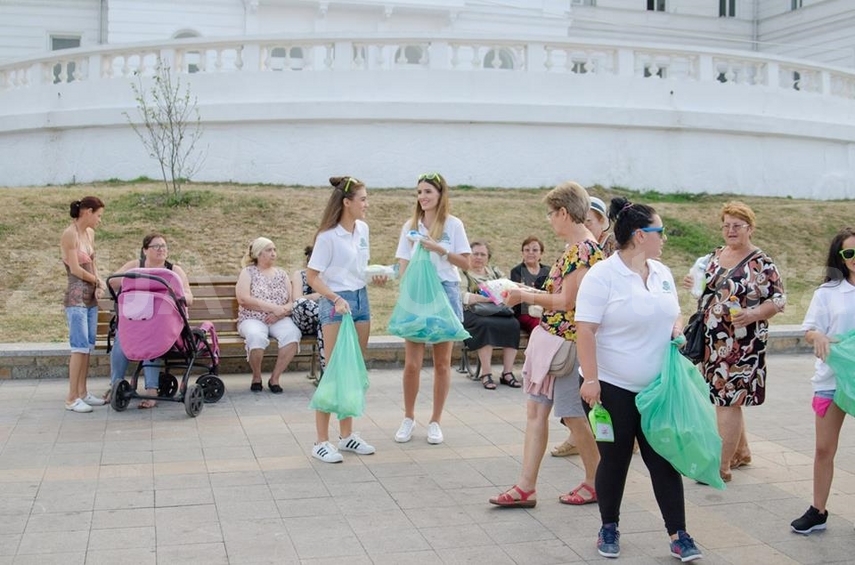 tinerii din caravana polaris au indemnat constantenii sa pastreze curatenia orasului si sa adopte un tinerii din caravana polaris au indemnat constantenii sa pastreze curatenia orasului si sa adopte un