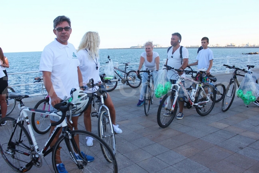 tinerii din caravana polaris au indemnat constantenii sa pastreze curatenia orasului si sa adopte un tinerii din caravana polaris au indemnat constantenii sa pastreze curatenia orasului si sa adopte un