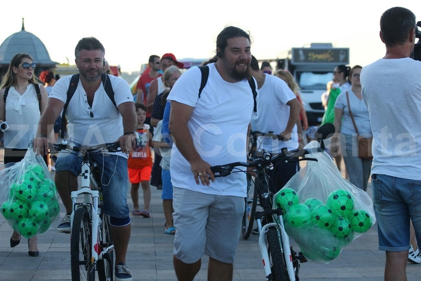 tinerii din caravana polaris au indemnat constantenii sa pastreze curatenia orasului si sa adopte un tinerii din caravana polaris au indemnat constantenii sa pastreze curatenia orasului si sa adopte un