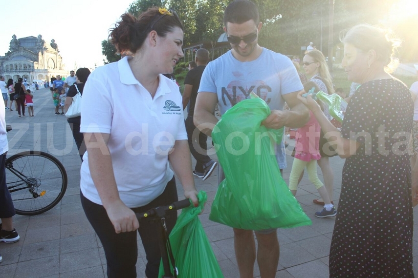 tinerii din caravana polaris au indemnat constantenii sa pastreze curatenia orasului si sa adopte un tinerii din caravana polaris au indemnat constantenii sa pastreze curatenia orasului si sa adopte un