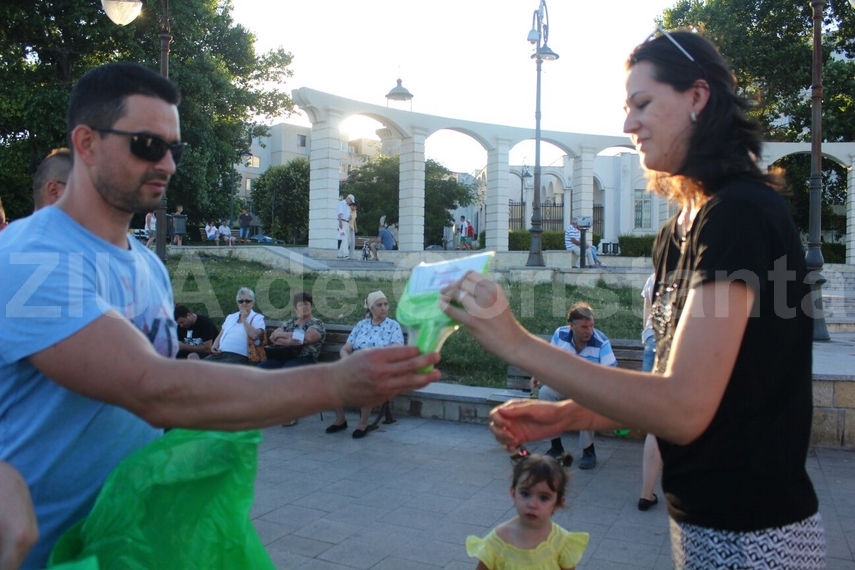 tinerii din caravana polaris au indemnat constantenii sa pastreze curatenia orasului si sa adopte un tinerii din caravana polaris au indemnat constantenii sa pastreze curatenia orasului si sa adopte un