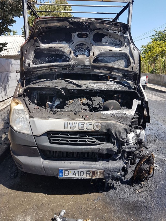 o autoutilitara a luat foc in judetul tulcea galerie foto 635909 o autoutilitara a luat foc in judetul tulcea galerie foto 635909