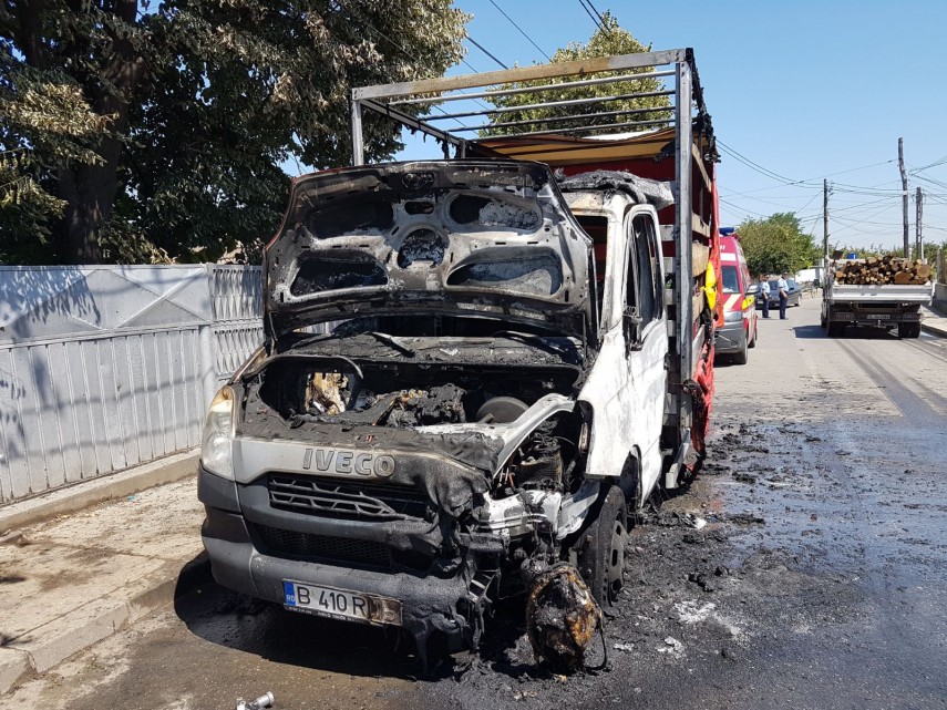 o autoutilitara a luat foc in judetul tulcea galerie foto 635909 o autoutilitara a luat foc in judetul tulcea galerie foto 635909