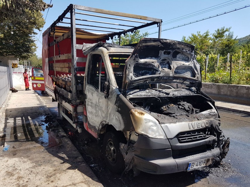 o autoutilitara a luat foc in judetul tulcea galerie foto 635909 o autoutilitara a luat foc in judetul tulcea galerie foto 635909