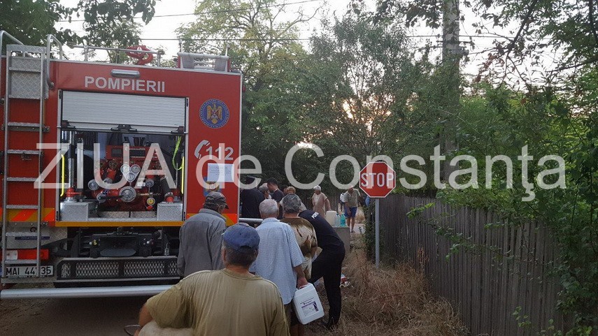 imagini dramatice locuitorii din doua sate din prahova stau la coada pentru a lua apa de la pompieri imagini dramatice locuitorii din doua sate din prahova stau la coada pentru a lua apa de la pompieri