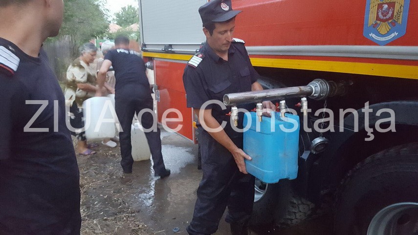 imagini dramatice locuitorii din doua sate din prahova stau la coada pentru a lua apa de la pompieri imagini dramatice locuitorii din doua sate din prahova stau la coada pentru a lua apa de la pompieri