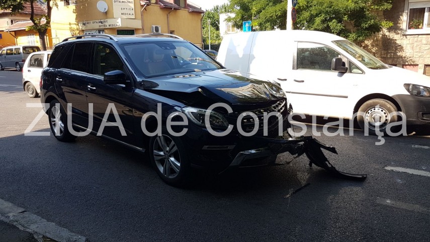 constanta accident rutier pe strada ig duca o masina s a rasturnat doua autoturisme de teren implicate constanta accident rutier pe strada ig duca o masina s a rasturnat doua autoturisme de teren implicate