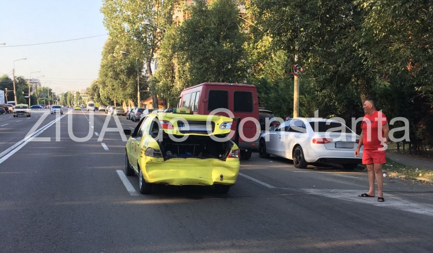 accident in statiunea mamaia in dreptul hotelului caraiman doua masini implicate o victima galerie foto accident in statiunea mamaia in dreptul hotelului caraiman doua masini implicate o victima galerie foto