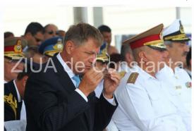 Ziua Marinei Constanța Iohannis și noul look. Ochelari de soare Top Gun. Că doar era printre militari. Prima dată la Baza Mihail Kogălniceanu 