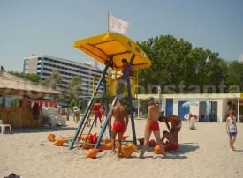 Sunteţi de acord cu ideea ca, atunci când se înalţă steagul roşu, de pericol de înec, salvamarii să plece acasă?