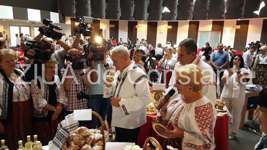 dragnea face o degustare de palinca direct din sticla galerie foto 637484 dragnea face o degustare de palinca direct din sticla galerie foto 637484