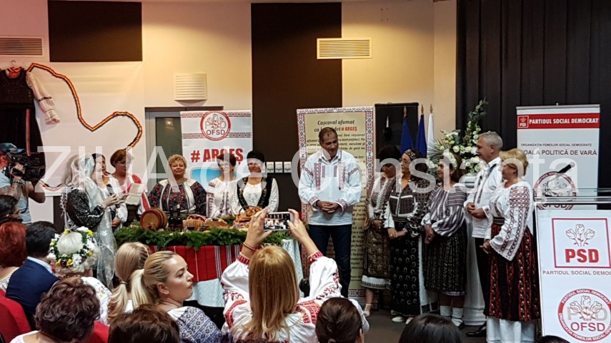 dragnea face o degustare de palinca direct din sticla galerie foto 637484 dragnea face o degustare de palinca direct din sticla galerie foto 637484