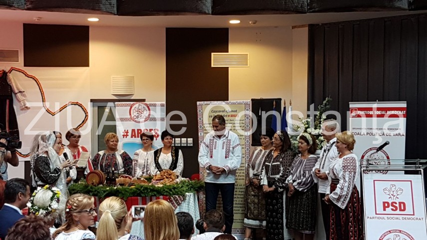 dragnea face o degustare de palinca direct din sticla galerie foto 637484 dragnea face o degustare de palinca direct din sticla galerie foto 637484