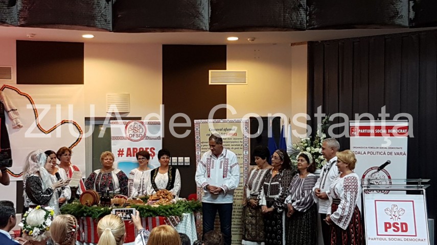 dragnea face o degustare de palinca direct din sticla galerie foto 637484 dragnea face o degustare de palinca direct din sticla galerie foto 637484