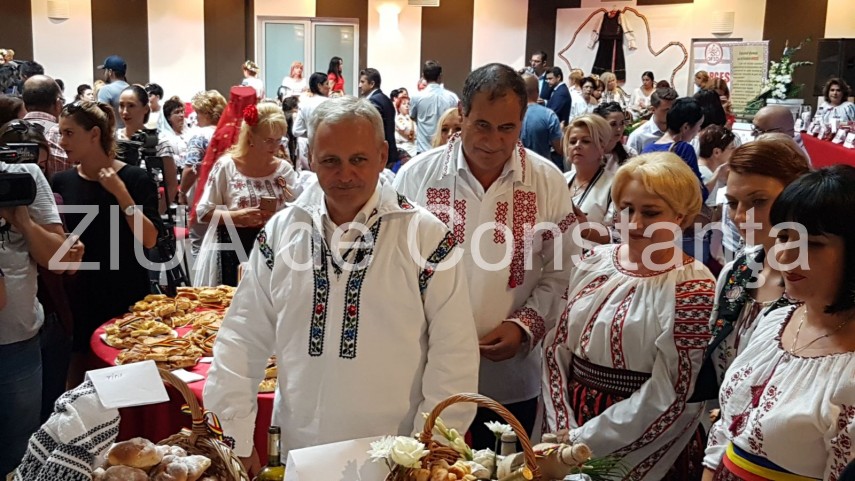 dragnea face o degustare de palinca direct din sticla galerie foto 637484 dragnea face o degustare de palinca direct din sticla galerie foto 637484