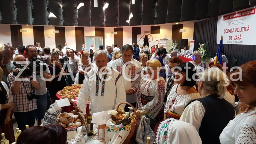 dragnea face o degustare de palinca direct din sticla galerie foto 637484 dragnea face o degustare de palinca direct din sticla galerie foto 637484