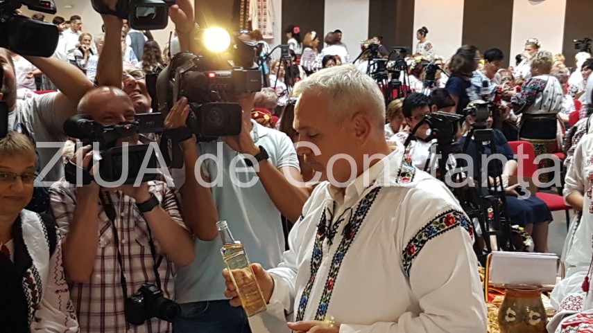 dragnea face o degustare de palinca direct din sticla galerie foto 637484 dragnea face o degustare de palinca direct din sticla galerie foto 637484