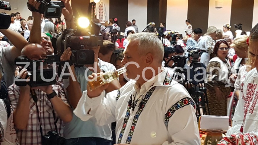 dragnea face o degustare de palinca direct din sticla galerie foto 637484 dragnea face o degustare de palinca direct din sticla galerie foto 637484