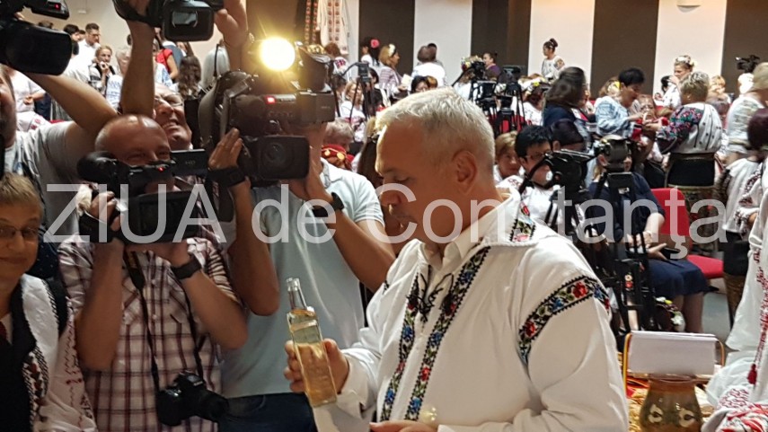 dragnea face o degustare de palinca direct din sticla galerie foto 637484 dragnea face o degustare de palinca direct din sticla galerie foto 637484