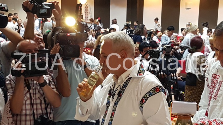 dragnea face o degustare de palinca direct din sticla galerie foto 637484 dragnea face o degustare de palinca direct din sticla galerie foto 637484