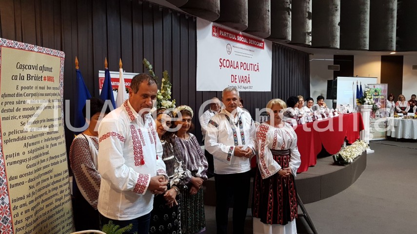 dragnea face o degustare de palinca direct din sticla galerie foto 637484 dragnea face o degustare de palinca direct din sticla galerie foto 637484