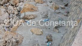 Faleza de la Cazinoul din Constanța, confundată cu un coș de gunoi. Resturi de ambalaje aruncate la întâmplare (fotoreportaj + video)
