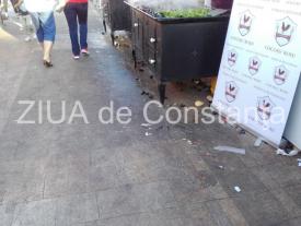 Pete (slinoase) de culoare în Piața Ovidiu. Urmele festivalurilor culinare pe care autoritățile se fac că nu le văd. Cât a costat reabilitarea (fotoreportaj) 