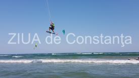Amatorii de sporturi nautice extreme și-au dat întâlnire pe plaja din stațiunea Mamaia. Vremea ține cu ei (fotoreportaj + video)  