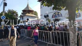 Constanța. Sute de persoane stau la rând să ajungă la Brâul Maicii Domnului. Cozile se întind pe sute de metri  (fotoreportaj+video)  