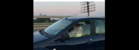 Imagine șocantă! O mamă conduce pe autostradă cu copilul la piept!
