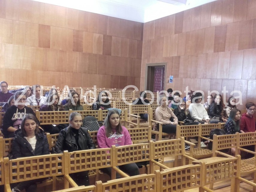 performantele campioanei europene lorena jinga subliniate in fata colegilor sai de la colegiul mircea performantele campioanei europene lorena jinga subliniate in fata colegilor sai de la colegiul mircea