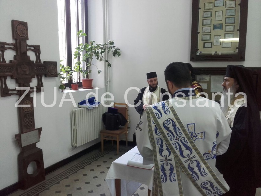 slujba de sfintire a unei troite la colegiul national mircea cel batran constanta aceasta a fost donata slujba de sfintire a unei troite la colegiul national mircea cel batran constanta aceasta a fost donata