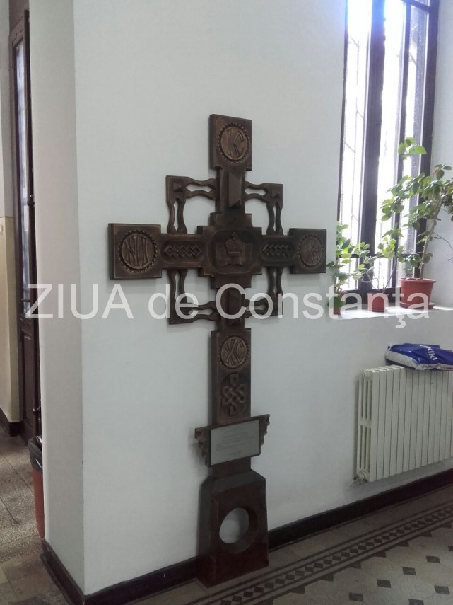 slujba de sfintire a unei troite la colegiul national mircea cel batran constanta aceasta a fost donata slujba de sfintire a unei troite la colegiul national mircea cel batran constanta aceasta a fost donata