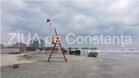 Plaja Mamaia și efectele nepăsării. Inutilă pentru afaceriști după ce s-a închis sezonul. Pentru cine este arborat steagul roșu (galerie foto-video)  