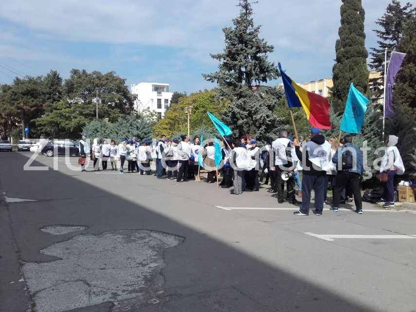 proteste in fata prefecturii constanta profesorii au iesit in strada galerie foto 640189 proteste in fata prefecturii constanta profesorii au iesit in strada galerie foto 640189