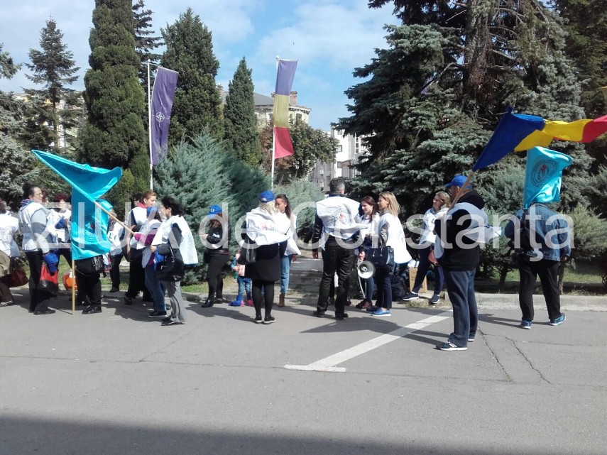 proteste in fata prefecturii constanta profesorii au iesit in strada galerie foto 640189 proteste in fata prefecturii constanta profesorii au iesit in strada galerie foto 640189