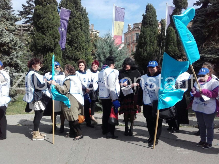 proteste in fata prefecturii constanta profesorii au iesit in strada galerie foto 640189 proteste in fata prefecturii constanta profesorii au iesit in strada galerie foto 640189