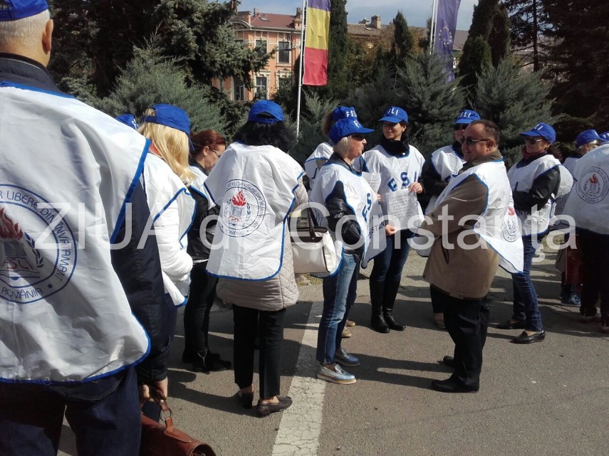proteste in fata prefecturii constanta profesorii au iesit in strada galerie foto 640189 proteste in fata prefecturii constanta profesorii au iesit in strada galerie foto 640189