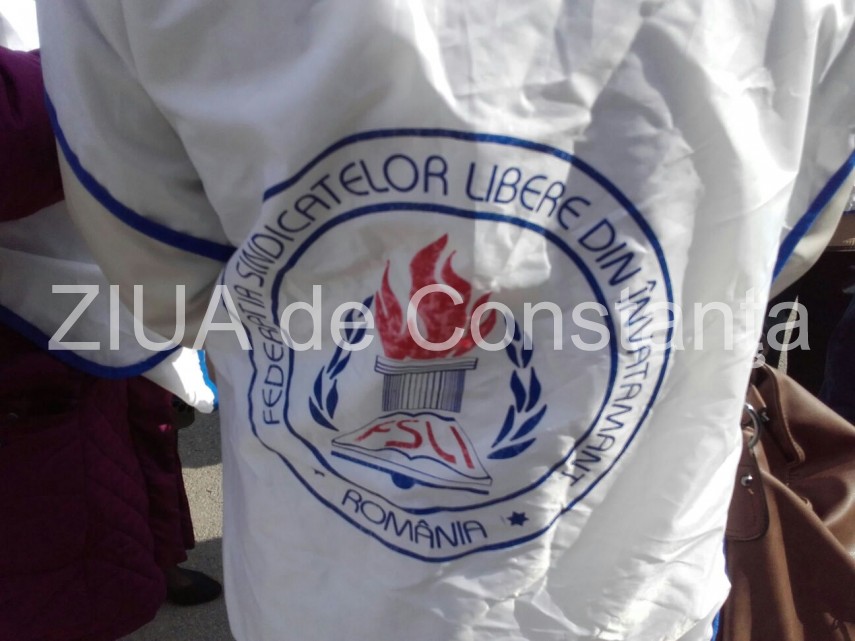 proteste in fata prefecturii constanta profesorii au iesit in strada galerie foto 640189 proteste in fata prefecturii constanta profesorii au iesit in strada galerie foto 640189