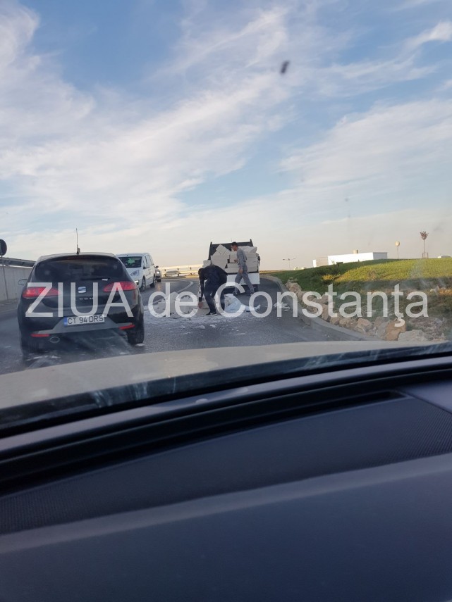 trafic ingreunat la intrare in parcarea unui hipermarket din constanta bucati de bca s au imprastiat trafic ingreunat la intrare in parcarea unui hipermarket din constanta bucati de bca s au imprastiat