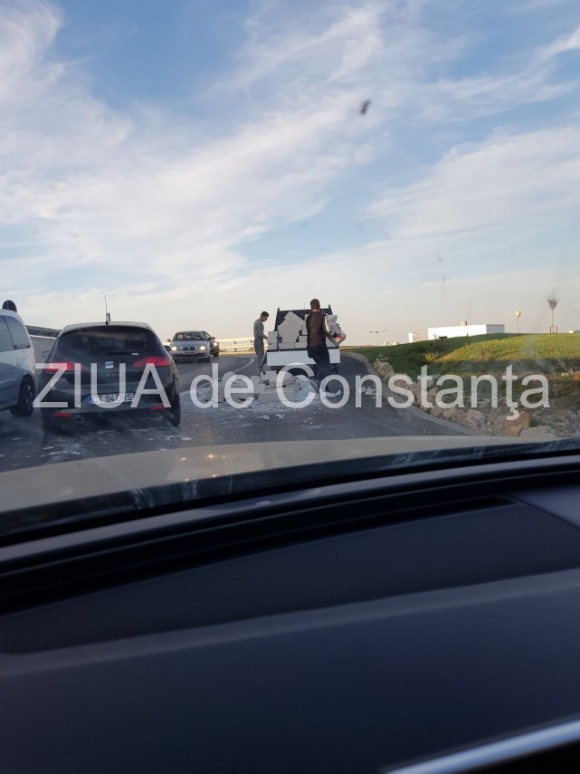 trafic ingreunat la intrare in parcarea unui hipermarket din constanta bucati de bca s au imprastiat trafic ingreunat la intrare in parcarea unui hipermarket din constanta bucati de bca s au imprastiat