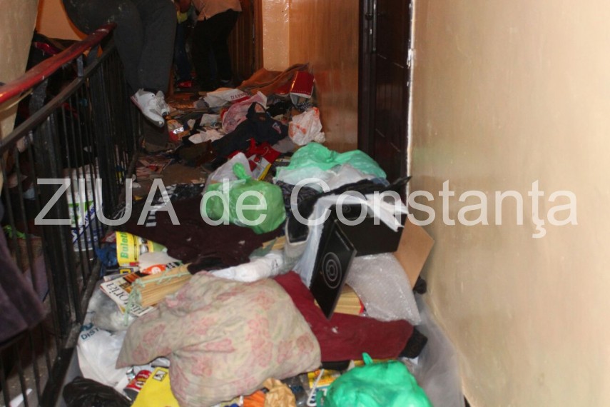situatie incredibila la constanta de 16 ani aduna gunoaie in apartament priviti ce scot angajatii de situatie incredibila la constanta de 16 ani aduna gunoaie in apartament priviti ce scot angajatii de