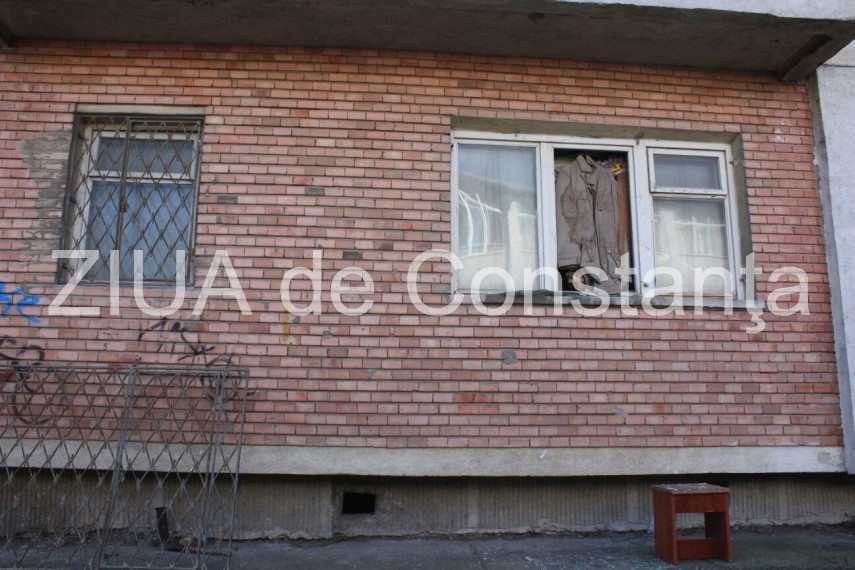 situatie incredibila la constanta de 16 ani aduna gunoaie in apartament priviti ce scot angajatii de situatie incredibila la constanta de 16 ani aduna gunoaie in apartament priviti ce scot angajatii de