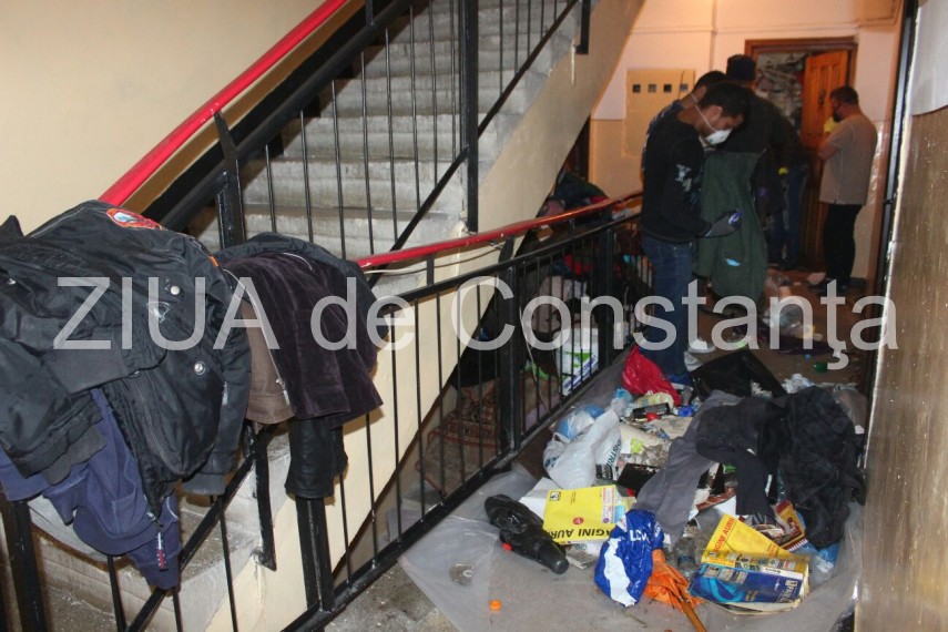 situatie incredibila la constanta de 16 ani aduna gunoaie in apartament priviti ce scot angajatii de situatie incredibila la constanta de 16 ani aduna gunoaie in apartament priviti ce scot angajatii de