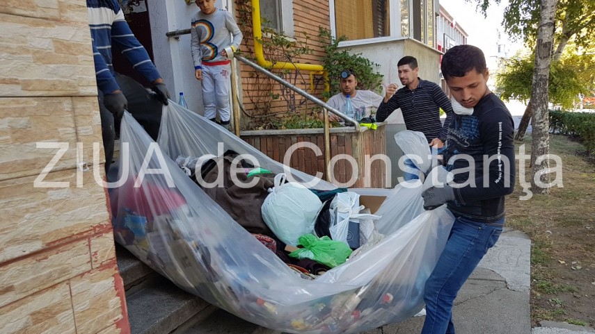 situatie incredibila la constanta de 16 ani aduna gunoaie in apartament priviti ce scot angajatii de situatie incredibila la constanta de 16 ani aduna gunoaie in apartament priviti ce scot angajatii de