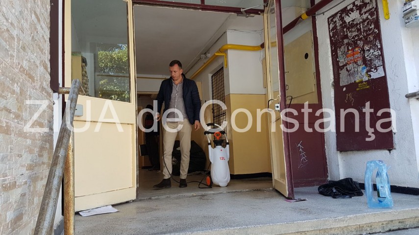 situatie incredibila la constanta de 16 ani aduna gunoaie in apartament priviti ce scot angajatii de situatie incredibila la constanta de 16 ani aduna gunoaie in apartament priviti ce scot angajatii de