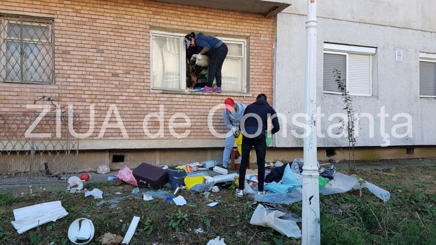 situatie incredibila la constanta de 16 ani aduna gunoaie in apartament priviti ce scot angajatii de situatie incredibila la constanta de 16 ani aduna gunoaie in apartament priviti ce scot angajatii de