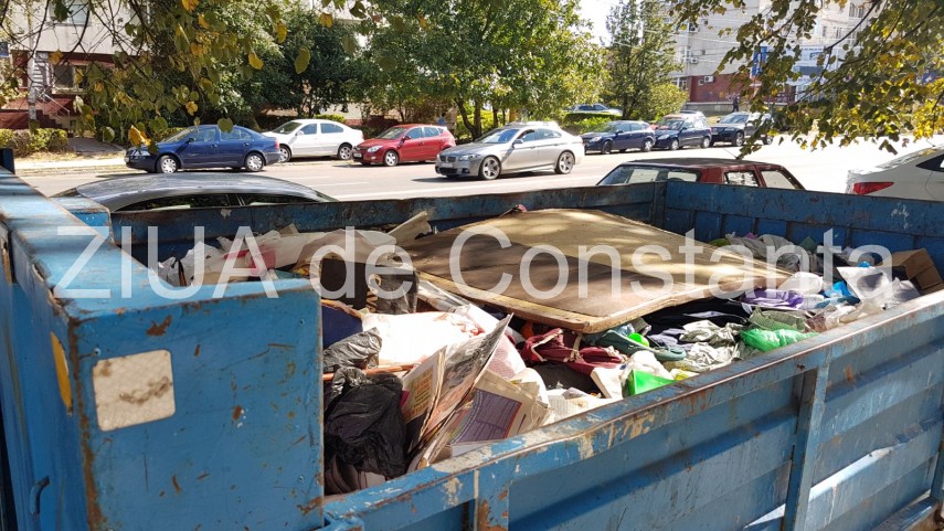situatie incredibila la constanta de 16 ani aduna gunoaie in apartament priviti ce scot angajatii de situatie incredibila la constanta de 16 ani aduna gunoaie in apartament priviti ce scot angajatii de