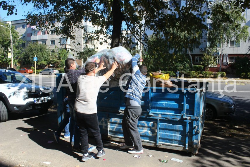 situatie incredibila la constanta de 16 ani aduna gunoaie in apartament priviti ce scot angajatii de situatie incredibila la constanta de 16 ani aduna gunoaie in apartament priviti ce scot angajatii de